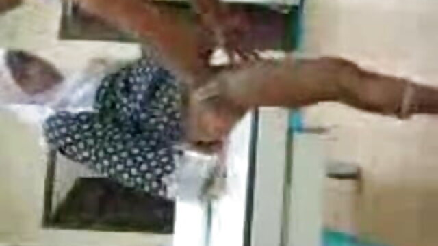 गुणात्मक रूप से मुंडा बिल्ली के सेक्सी मूवी की साथ एक स्टड का मुर्गा परोसा गया