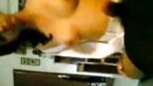संचिका एक बड़ा सेक्सी मूवी वीडियो में सफेद बैरल चूसा