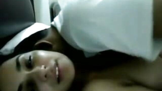 स्कीनी फूहड़ परिपक्व दोस्त को गहरा सेक्सी भोजपुरी मूवी blowjob देता है