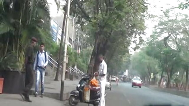 स्कीनी वेश्या अपने प्रेमी के सामने एक और हिंदी मूवी फिल्म सेक्सी बकवास करती है