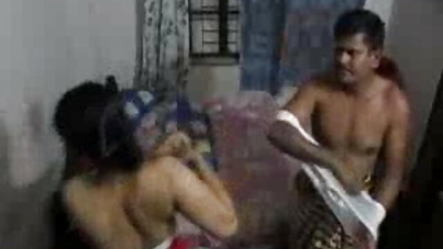 कार में अंडकोश सेक्स करने की मूवी को चाटना