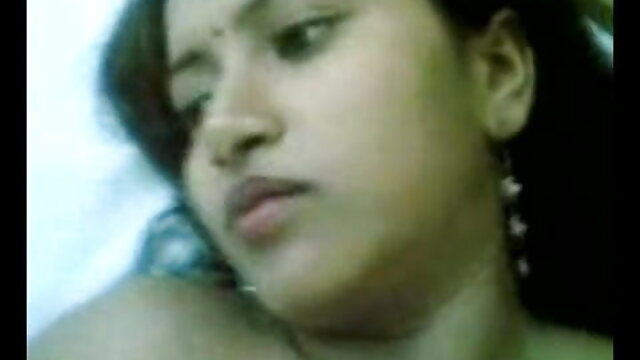 एक मुंडा बिल्ली में एक busty हिंदी सेक्सी मूवी चलने वाली रूसी बेकार है
